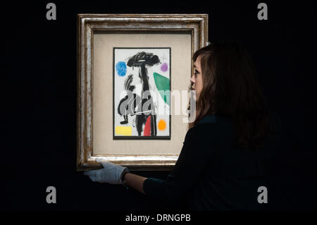 London, Regno Unito - 30 Gennaio 2014: un membro del personale pone accanto a 'Femme étoile (1978)' di Joan Miro (set £180.000-220.000) che sarà in vendita il 4 Febbraio presso Bonhams. Credito: Piero Cruciatti/Alamy Live News Foto Stock