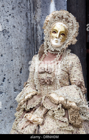 Costume e partecipante mascherato del Carnevale di Venezia rappresenta per la folla. Foto Stock