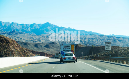 Una vettura che viene trainato da un fai-da-te a carrello in movimento. Foto Stock