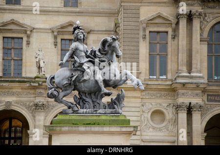 Statua di Luigi XIV al di fuori del museo del Louvre di Parigi, Francia. Foto Stock