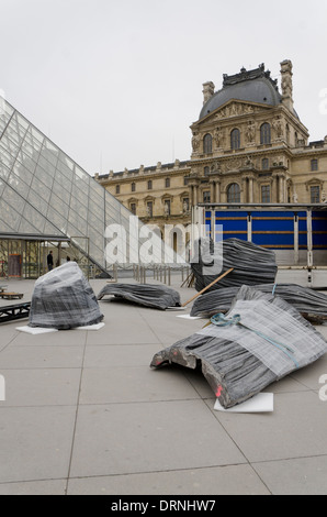 La scultura è in fase di scarico all'ingresso del museo del Louvre a Parigi, Francia. Foto Stock