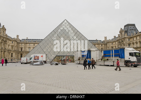 La scultura è in fase di scarico all'ingresso del museo del Louvre a Parigi, Francia. Foto Stock