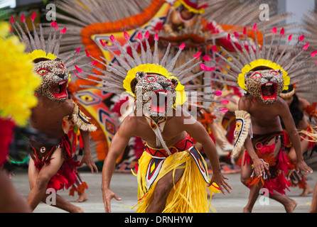 Gli uomini Jaguar ballerini effettuando al Boi-Bumba annuale Festival di Parintins Amazzonia Brasile Foto Stock