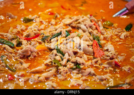 Pollo al curry, cibo tailandese presso un venditore ambulante a Bangkok, in Thailandia Foto Stock
