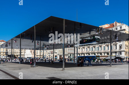 Chantier de l'ombriere du Vieux-Port, Marsiglia Provenza, Francia - un padiglione costruito dall'architetto Norman Foster Foto Stock