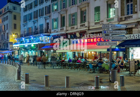 Marsiglia, scena stradale francese - affollati caffè sul marciapiede vicino al Porto Vecchio di Marsiglia, Provence-Alpes-Cote d'Azur Foto Stock