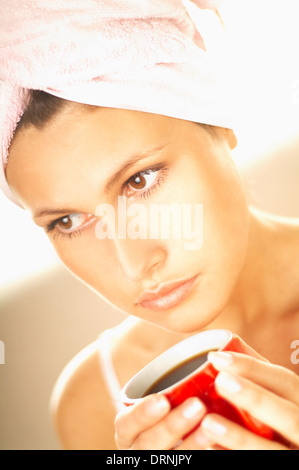 Brunette business donna con il bianco tazza di caffè nero Foto Stock