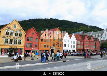 La gente visita il sito Patrimonio Mondiale dell'UNESCO, Bryggen a Bergen, Norvegia Foto Stock