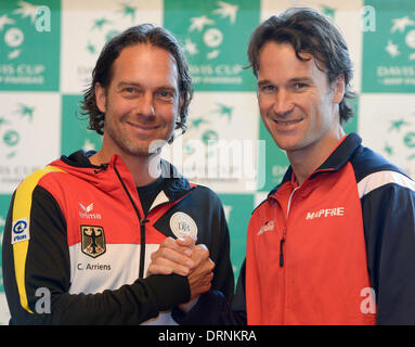 Francoforte sul Meno, Germania. 30 gen 2014. Il tedesco Davis Cup team manager Carsten Arriens (L) e il suo collega spagnolo Carlos Moya scuote le mani a disegnare per la Davis Cup match tra la Germania e la Spagna a city hall di Francoforte sul Meno, Germania, 30 gennaio 2014. Il primo round del Torneo maschile di tennis gruppo mondiale avrà luogo in Germania dal 31 gennaio fino al 02 febbraio. Foto: ARNE DEDERT/dpa/Alamy Live News Foto Stock