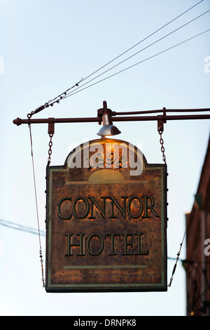 Tettuccio di cartello esterno per l'Connor Hotel, un edificio storico restaurato in Girolamo. Foto Stock