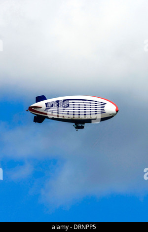 Una bandiera americana toting dirigibile battenti intorno al blu del cielo della Florida Foto Stock