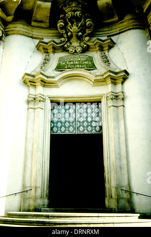 Ingresso della chiesa di San Nicola a Praga Foto Stock