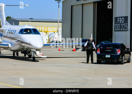 Un Embraer Phenom 300 Jet privato a Aeroporto di Sarasota FL Foto Stock