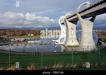 Una generale vista invernale del Falkirk Wheel attrazione turistica con barche ormeggiate nel bacino del canale Foto Stock