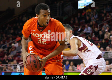 Chestnut Hill, Massachusetts, STATI UNITI D'AMERICA. 30 gen 2014. Gennaio 29, 2014; Virginia Tech Hokies avanti Trevor Thompson (32) in azione durante il NCAA pallacanestro tra la Virginia Tech Hokies e Boston College Eagles al Conte Forum. Il Boston College sconfitto Virginia Tech 76-52. Anthony Nesmith/CSM/Alamy Live News Foto Stock