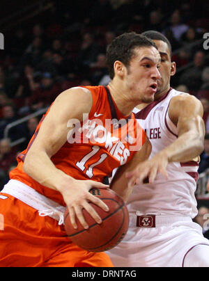 Chestnut Hill, Massachusetts, STATI UNITI D'AMERICA. 30 gen 2014. Gennaio 29, 2014; Virginia Tech Hokies guard Devin Wilson (11) in azione durante il NCAA pallacanestro tra la Virginia Tech Hokies e Boston College Eagles al Conte Forum. Il Boston College sconfitto Virginia Tech 76-52. Anthony Nesmith/CSM/Alamy Live News Foto Stock