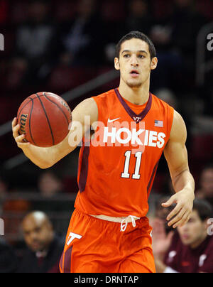 Chestnut Hill, Massachusetts, STATI UNITI D'AMERICA. 30 gen 2014. Gennaio 29, 2014; Virginia Tech Hokies guard Devin Wilson (11) con la palla durante il NCAA pallacanestro tra la Virginia Tech Hokies e Boston College Eagles al Conte Forum. Il Boston College sconfitto Virginia Tech 76-52. Anthony Nesmith/CSM/Alamy Live News Foto Stock