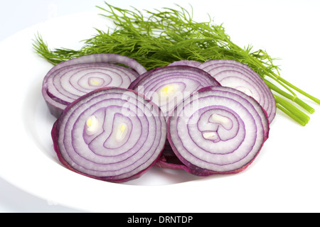 Blu scuro le cipolle e finocchi su una piastra sul isolato sfondo bianco Foto Stock