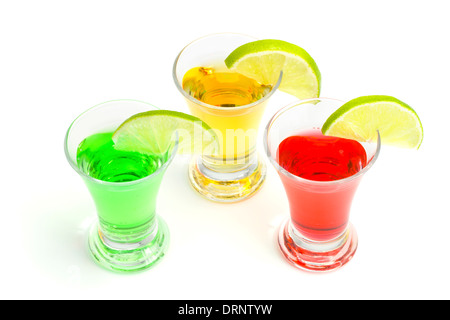 Cocktail bevande alcoliche con un lime sul bianco sfondo isolato Foto Stock