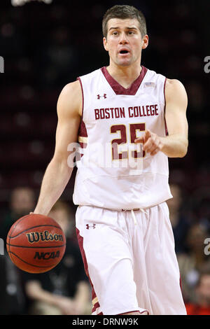 Chestnut Hill, Massachusetts, STATI UNITI D'AMERICA. 30 gen 2014. Gennaio 29, 2014; Boston College Eagles guard Joe Rahon (25) rus il reato durante il NCAA pallacanestro tra la Virginia Tech Hokies e Boston College Eagles al Conte Forum. Il Boston College sconfitto Virginia Tech 76-52. Anthony Nesmith/CSM/Alamy Live News Foto Stock