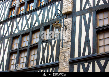 Tradizionale edificio in stile Tudor con struttura in legno in Rue Stephen Liegeard, nella medievale Digione della regione della Borgogna, Francia Foto Stock