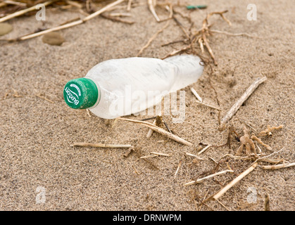 Lavare la bottiglia di plastica sulla spiaggia a Spurn Point Foto Stock