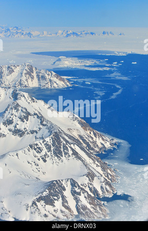 Ghiacciai e iceberg della Groenlandia, bella vista delle montagne, vette innevate Foto Stock
