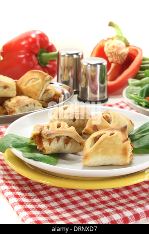 Pasta sfoglia con peperoni e ripieno di formaggio su uno sfondo luminoso Foto Stock