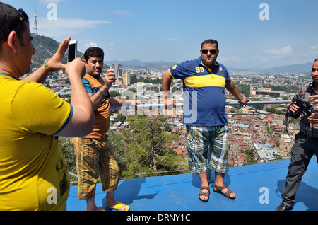 Turisti iracheno scattare foto contro il paesaggio della Vecchia Tbilisi, Repubblica di Georgia Foto Stock