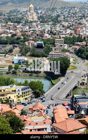 Panorama della città con la Chiesa di Metekhi e funivia, Tbilisi Foto Stock