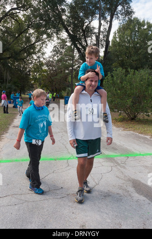 Attraversamento linea di finitura a crocevia gravidanza annuale del Centro 5K a piedi / run gara di carità in alta Springs, in Florida. Foto Stock