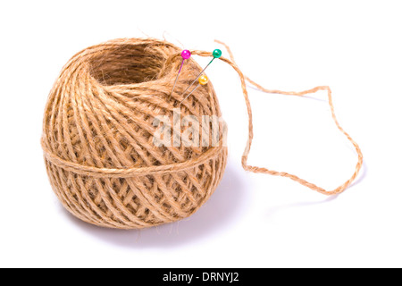 Palla di filato con aghi su uno sfondo bianco isolato Foto Stock