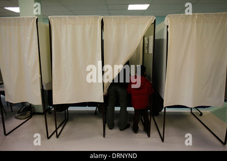 Cittadini francesi voto al Lycee Francais Charles de Gaulle in Londo Foto Stock