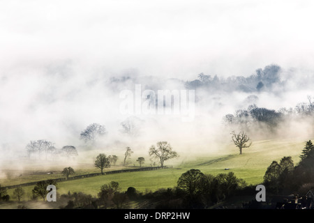 Early Morning mist over Herefordshire dalla Malvern Hills, England, Regno Unito Foto Stock