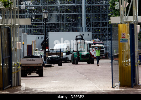 Lavoratori edili di smantellare il 2012 Londra Olympic beach volleyball venue Foto Stock