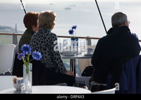 Godetevi la vista e una tazza al Clouds Cafe in cima alla Spinnaker Tower Portsmouth, Hampshire UK a gennaio Foto Stock