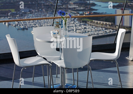 Vista dall'alto - tavolo e sedie nel Clouds Cafe in cima alla Spinnaker Tower Portsmouth, Hampshire UK a gennaio Foto Stock