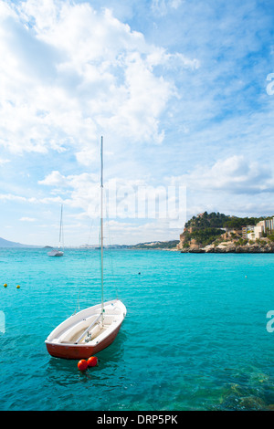 Altea mare mediterraneo dettaglio con barca a vela in alicante Spagna Foto Stock