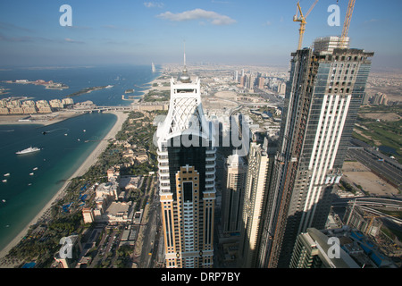 Foto aerea di Dubai negli Emirati Arabi Uniti che mostra i blocchi di torre vicino alla Marina. Foto Stock