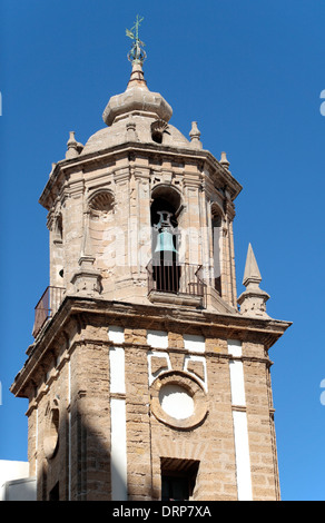 La torre campanaria sul Igesia de Santiago Apostol (Chiesa di Santiago) a Cadice, Andalusia, Spagna. Foto Stock