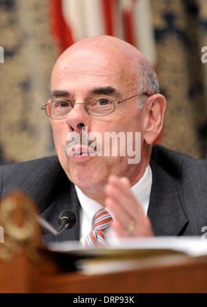 Gen 30, 2014 - Sost. Henry A. Waxman (D-Calif.), che avranno servito 20 termini nel Congresso, ha annunciato che andrà in pensione alla fine di questa sessione congressuale. Nella foto: Il 7 ottobre 2008 - Washington, DC, Stati Uniti d'America - Sost. Henry Waxman, D-CA, sedie a un'audizione su American International Group Inc. davanti alla casa di governo e di svista Comitato per la riforma. La Riserva federale dice che ha autorizzato un nuovo 7,8 miliardi di euro in contanti in infusione il gigante di assicurazione. I membri del comitato hanno criticato la spesa abbondante dalla società a meno di una settimana dopo che il governo ha investito 5 miliardi di euro per impedire il fallimento. (Credito mi Foto Stock