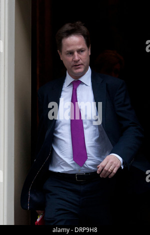 Il vice primo ministro Nick Clegg lascia 10 Downing Street a seguito di una riunione del gabinetto di Londra Gran Bretagna 16 ottobre 2012. Foto Stock