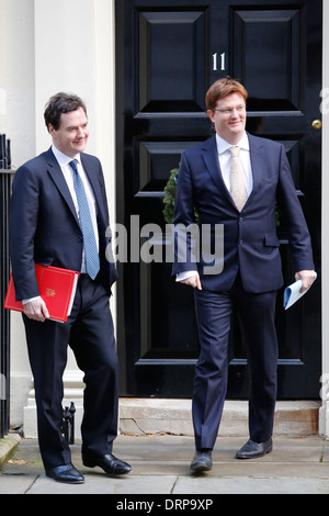 George Osborne, il Cancelliere dello scacchiere (L) e Danny Alexander, il primo segretario al Tesoro Foto Stock