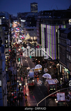 Christmas Shopper sono ritratte lungo Oxford Street quando le luci di Natale sono accese Foto Stock