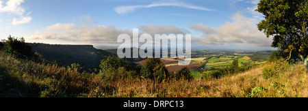 Una vista panoramica della Valle di Mowbray come visto da Sutton Bank, con cicatrice Roulston a sinistra. North York Moors National Park Foto Stock