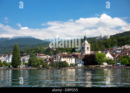 La città e la chiesa di Evian-les-Bains dal Lago di Ginevra, Lac Leman, Francia Foto Stock