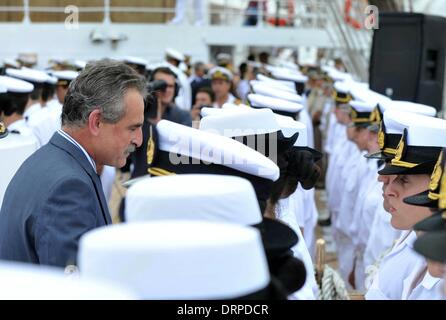 Buenos Aires, Argentina. 30 gen 2014. Il Ministro della difesa di Argentina, Agustin Rossi (L), interagisce con i futuri ufficiali che navigate a bordo la fregata Libertad, durante la cerimonia di congedo al Porto di Buenos Aires, Argentina, Gennaio 30, 2014. La fregata è previsto di partenza dal porto di sabato. © Daniel Dabove/Xinhua/Alamy Live News Foto Stock