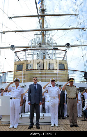 Buenos Aires, Argentina. 30 gen 2014. Il Ministro della difesa di Argentina, Agustin Rossi (2 L), pone per le immagini durante la cerimonia di congedo del frigate Libertad al Porto di Buenos Aires, Argentina, Gennaio 30, 2014. La fregata è previsto di partenza dal porto di sabato. © Daniel Dabove/Xinhua/Alamy Live News Foto Stock