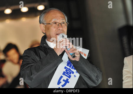 Tokyo, Giappone. Il 29 gennaio 2014. Kenji Utsunomiya, candidato per le elezioni per il Governatore di Tokyo, sul moncone alla Stazione Ikebukuro a Tokyo il 29 gennaio 2014. Credito: Aflo Co. Ltd./Alamy Live News Foto Stock