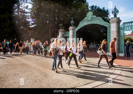 Multirazziale gli studenti a piedi passato Sather cancello sul campus della University of California a Berkeley. Foto Stock